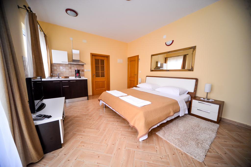 Apartments Dalmacija Starigrad Paklenica Zimmer foto