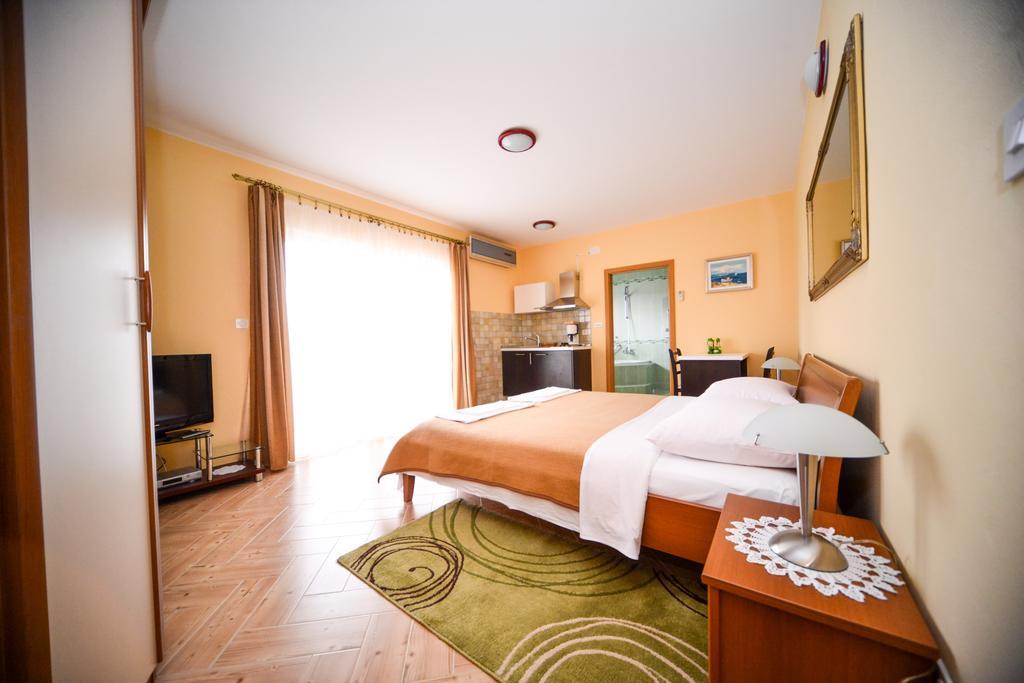 Apartments Dalmacija Starigrad Paklenica Zimmer foto
