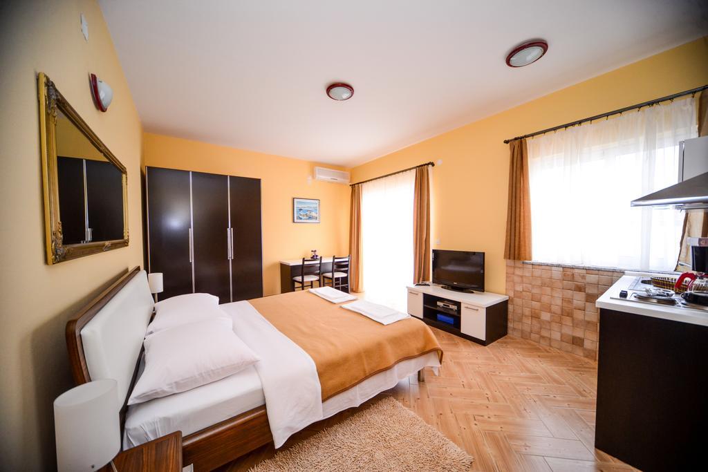 Apartments Dalmacija Starigrad Paklenica Zimmer foto